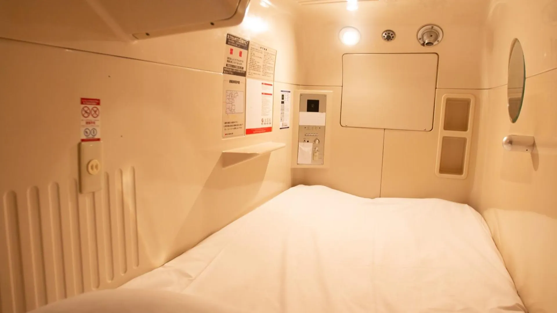 Capsule Hotel Asahi Plaza Shinsaibashi - Men'S Only Osaka Japan