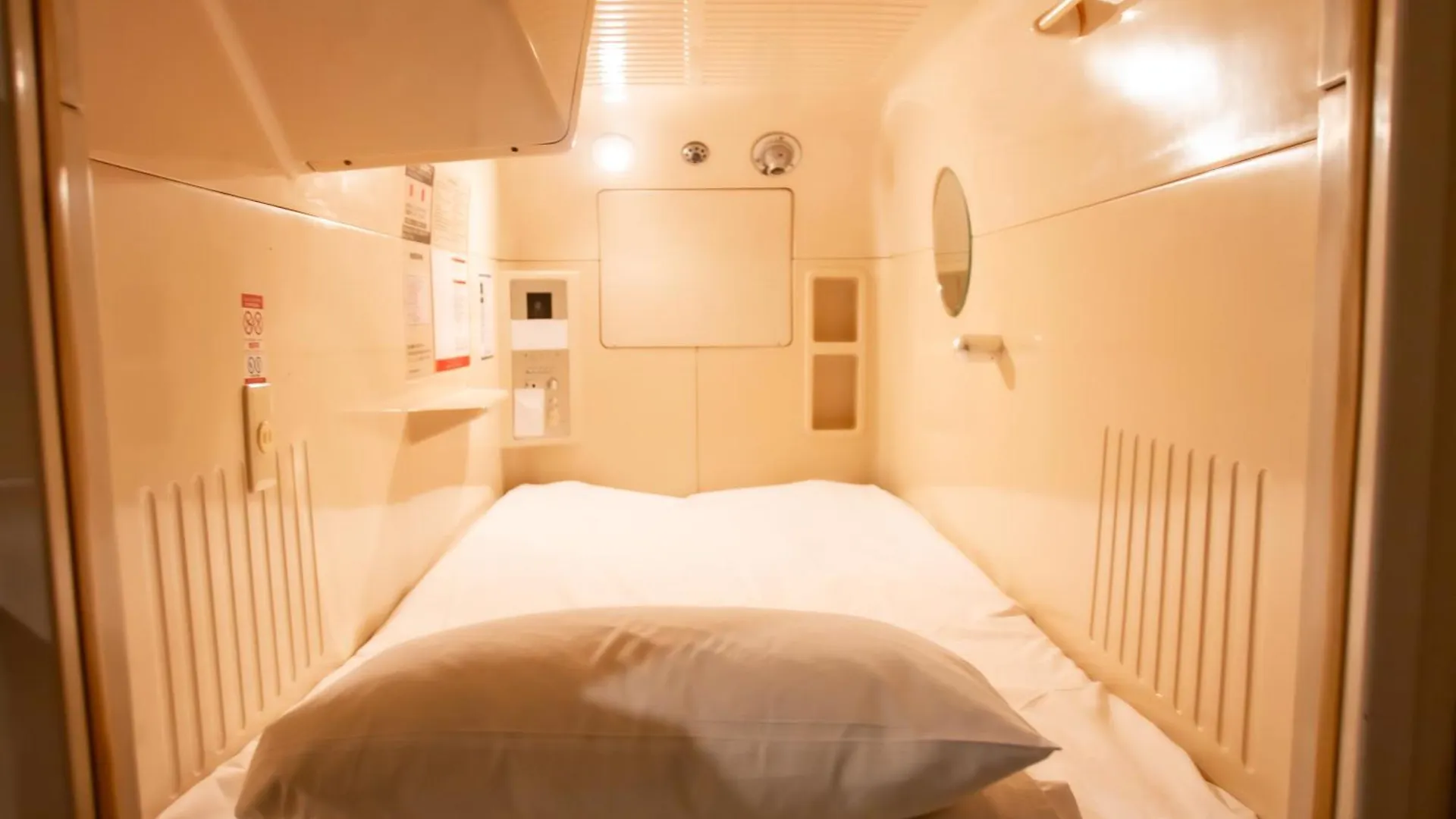 Capsule Hotel Asahi Plaza Shinsaibashi - Men'S Only Osaka